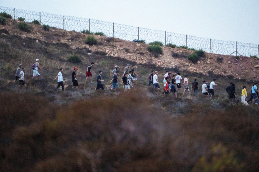 Španija vraća 49.000 migranata koji su prodrli u Seutu: Navalu izazvala promena zakona, granica je bila neodbranjiva (FOTO)