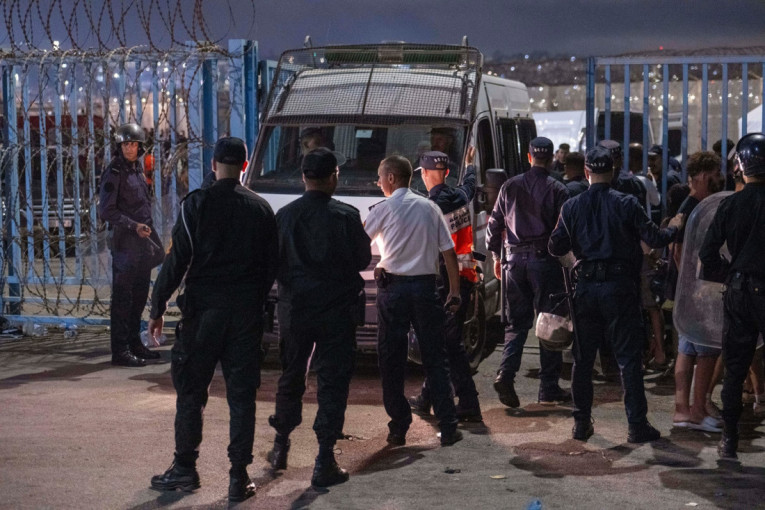 Migranti pokušali upad u drugi španski grad u Africi! Policija masu rasteriavala suzavcem, Melilja na ivici haosa (VIDEO)
