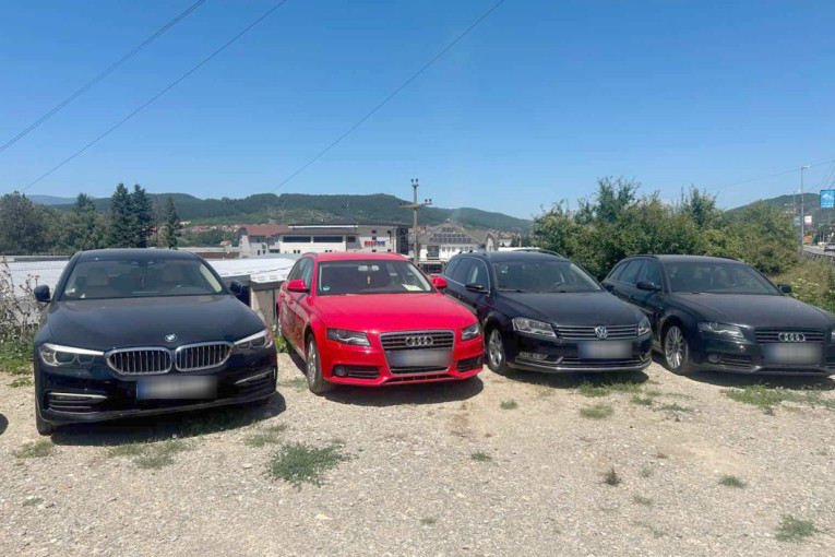 Velika akcija u Novom Pazaru: Oduzeta 52 automobila (FOTO)