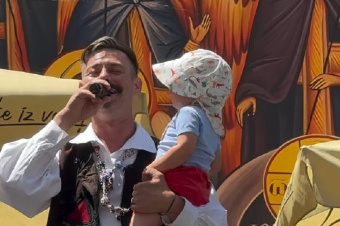 Peva u narodnoj nošnji: Milan Vasić odveo sina Despota na koncert u Prizrenu (FOTO)