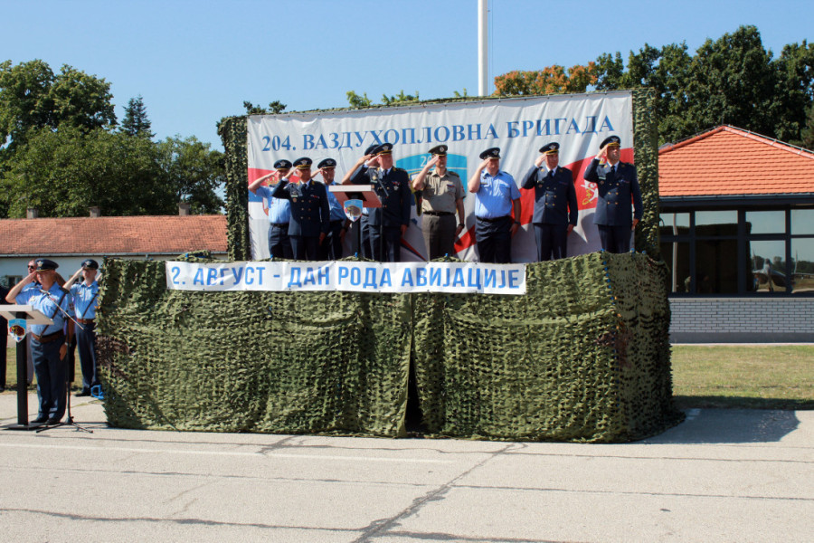 Obeležen Dan avijacije Vojske Srbije: Pilotima uručeni zlatni letački znakovi i zvanja instruktora letenja