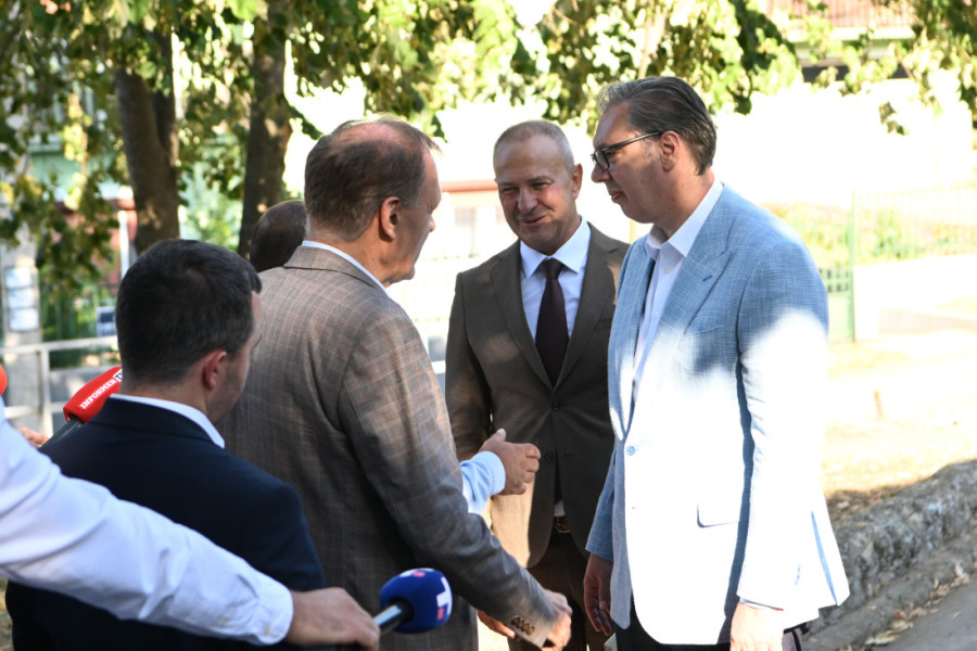 Vučić u Vasilju obišao mobilnu ambulantu i razgovarao sa građanima: Saopštio dobre vesti! (FOTO/VIDEO)