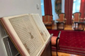 Nesvakidašnja priča iz Čačka: Retko izdanje Miroslavljevog jevanđelja stavili u kamion za otpad, sveštenik ga odbranio telom! (FOTO)