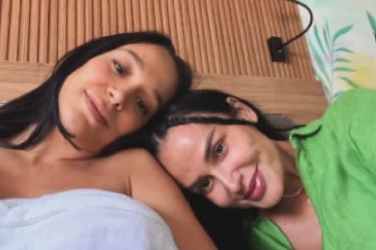 Edita pokazala kako uživa sa sestrom i ćerkicom: Indi peva maloj Zoi (FOTO)