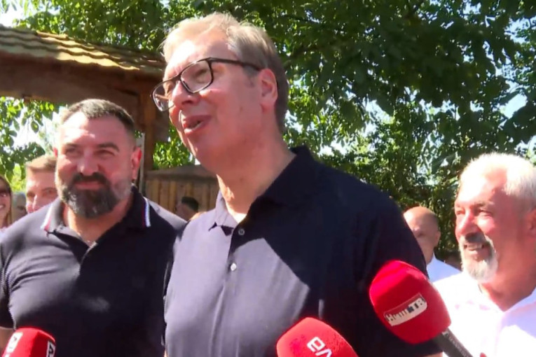 Vučić stigao u Temsku, obilazi gazdinstvo porodice Pančić: Predsednik nastavlja posetu jugoistočnoj Srbiji (VIDEO)