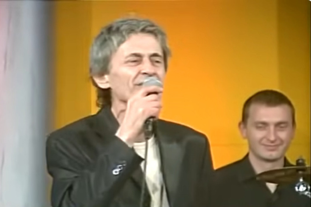 Naručio pivo, popio gutljaj i pao: Ovako je preminuo naš legendarni pevač - telo pronašla konobarica!