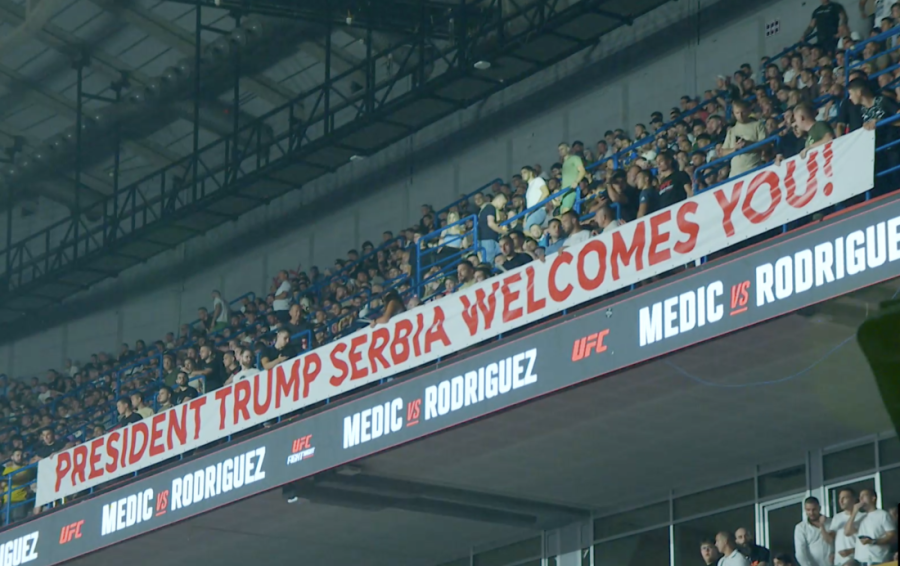 Tramp podelio transparent sa UFC u Beogradu: Poruka srpske publike ga je oduševila! (FOTO/VIDEO)