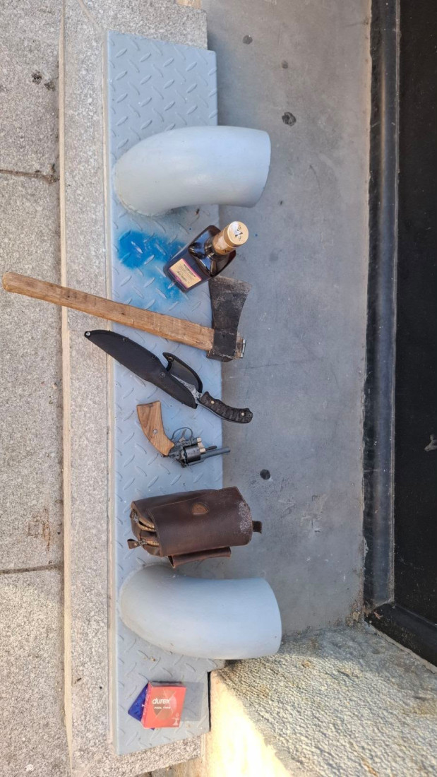Drama u Kragujevcu! Osumnjičen uhapšen sa sekirom, nožem i pištoljem kod dva okupljanja građana (FOTO/VIDEO)