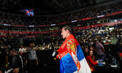 Ovo je Srbija! Sa spektakla UFC iz Arene poslata najjača poruka svetu, svi uglas zapevali! (VIDEO)