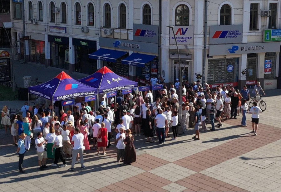 Srbija definitivno pobeđuje, slike iz Čačka sve govore: Kod SNS-a puni štandovi, kod blokadera u isto vreme 25 ljudi! (FOTO)