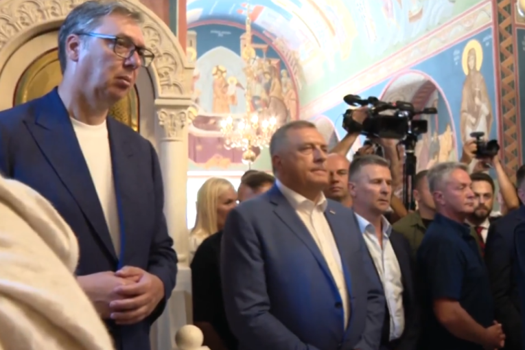 Vučić i Dodik u poseti manastiru Rmanj: Predsednik stigao u Republiku Srpsku, sledi razgovor sa vladikom Sergijem (VIDEO)