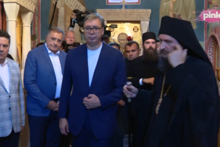 Vučić položio venac na spomen-obeležje na Petrovačkoj cesti! Najavio još 140.000 evra za Jumko, milion i po za tržni centar (FOTO/VIDEO)