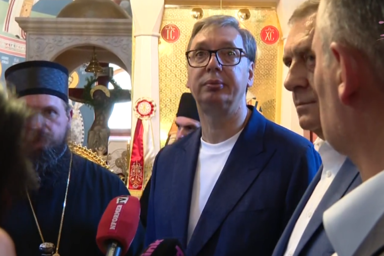 Vučić položio venac na spomen-obeležje na Petrovačkoj cesti! Najavio još 140.000 evra za Jumko, milion i po za tržni centar (FOTO/VIDEO)