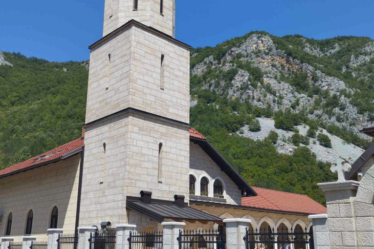 Vučić položio venac na spomen-obeležje na Petrovačkoj cesti! Najavio još 140.000 evra za Jumko, milion i po za tržni centar (FOTO/VIDEO)