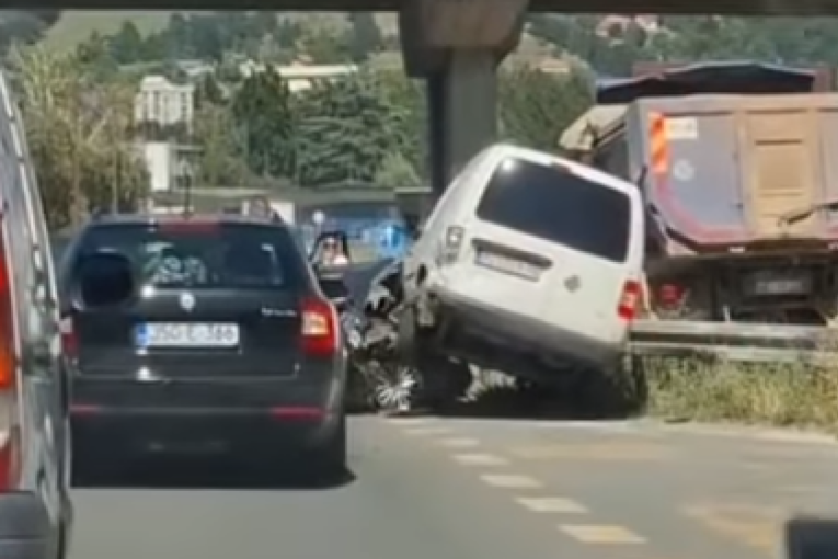 Nesreća na putu Užice-Sevojno: Povređeno više osoba, među njima i deca, prolaznici izvlačili ljude iz smrskanih vozila!
