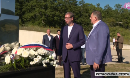 Vučić položio venac na spomen-obeležje na Petrovačkoj cesti! Najavio još 140.000 evra za Jumko, milion i po za tržni centar (FOTO/VIDEO)