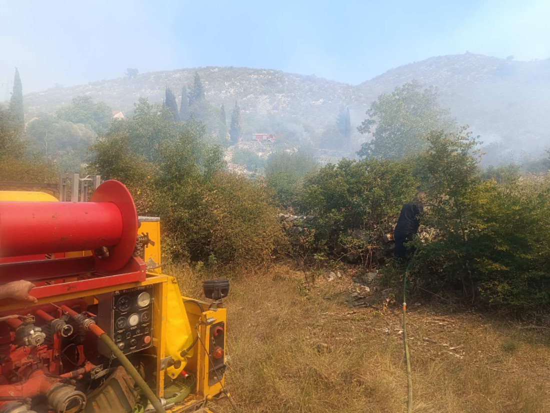 U blizini više sela oko Trebinja izbili požari