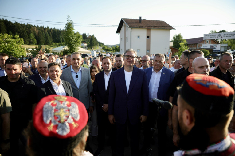 "Neće nas više razdvajati!" Vučić sa Manjače podigao glas o jedinstvu Srbije i Republike Srpske