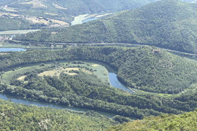 Borba za život kod manastira: Dete ostalo zarobljeno na litici na visini od 15 metara, monasi ga spasavali!