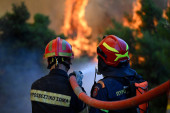 Skandalozan incident u Grčkoj: Vatrogascima obili automobile i skinuli točkove dok su gasili požare