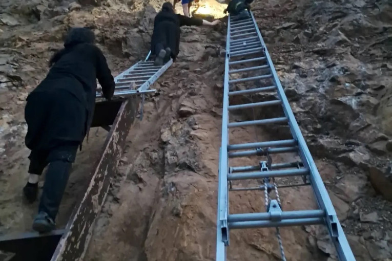 Prve slike drame u Ovčar Banji: Dečak ostao zarobljen na litici visokoj 15 metara, monasi krenuli da ga spasavaju (FOTO)