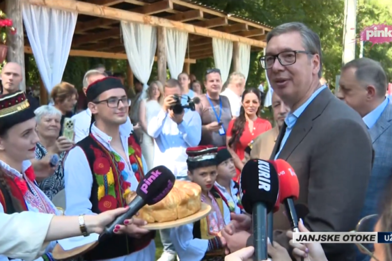 Predsednik Vučić nastavlja posetu Republici Srpskoj: Stigao u Janjske otoke, dočekan hlebom i solju