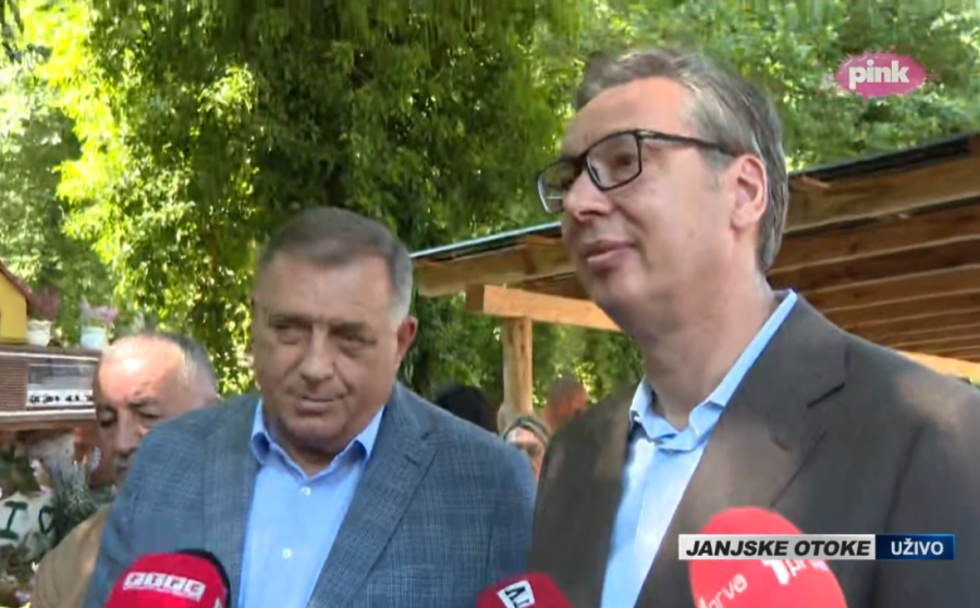 Emotivni trenutak u Čipuljiću: Vučić ušao u očevu kuću (FOTO/VIDEO)