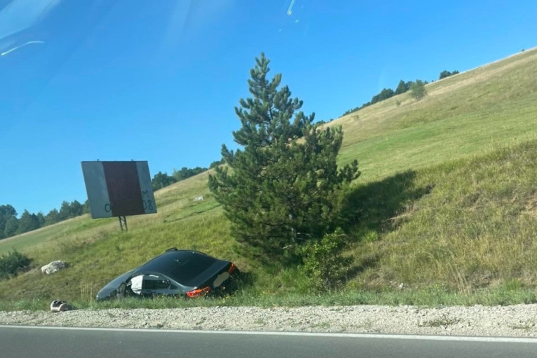 Saobraćajka kod Užica: BMW sleteo u kanal! (FOTO)