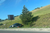 Saobraćajka kod Užica: BMW sleteo u kanal! (FOTO)