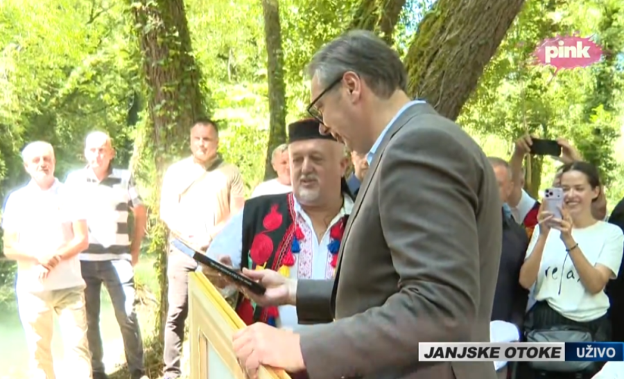 Emotivni trenutak u Čipuljiću: Vučić ušao u očevu kuću (FOTO/VIDEO)