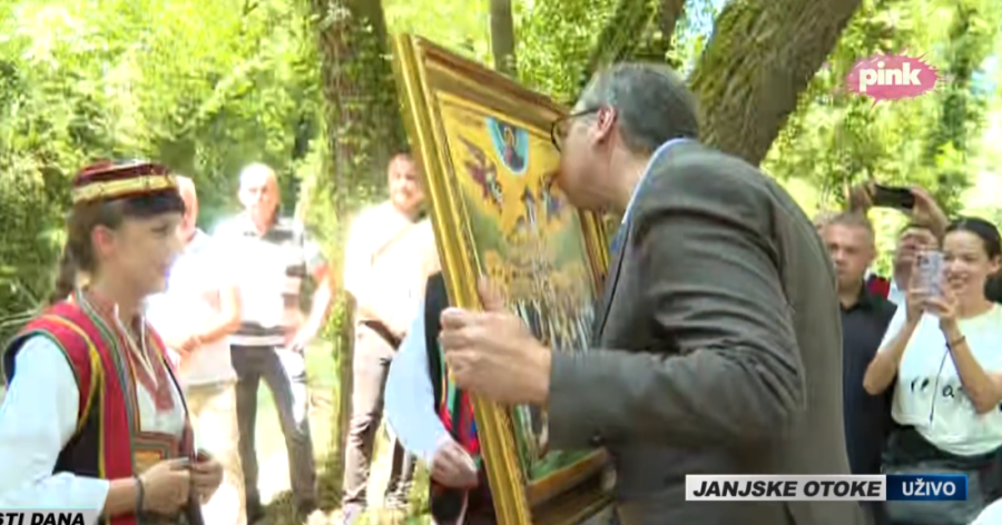 Emotivni trenutak u Čipuljiću: Vučić ušao u očevu kuću (FOTO/VIDEO)