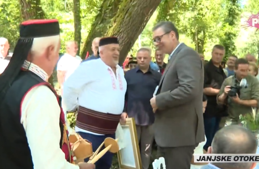 Emotivni trenutak u Čipuljiću: Vučić ušao u očevu kuću (FOTO/VIDEO)