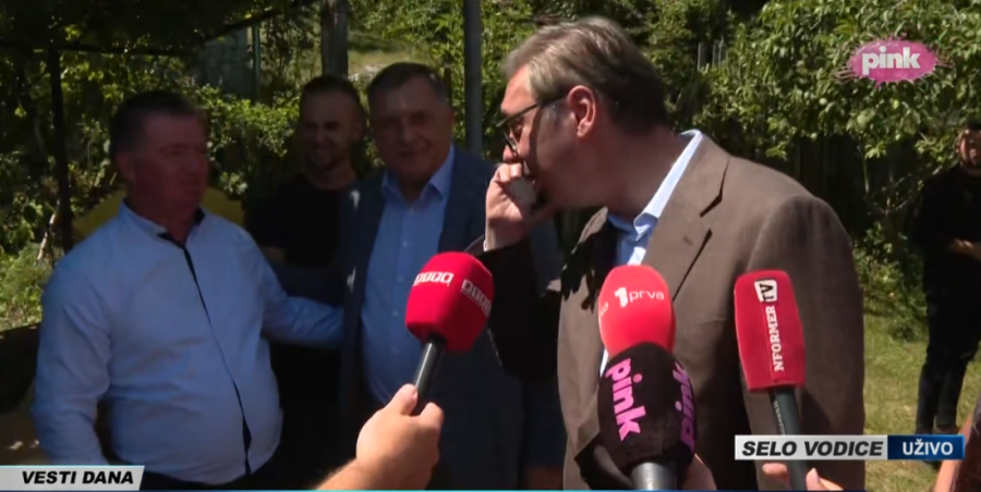 Emotivni trenutak u Čipuljiću: Vučić ušao u očevu kuću (FOTO/VIDEO)