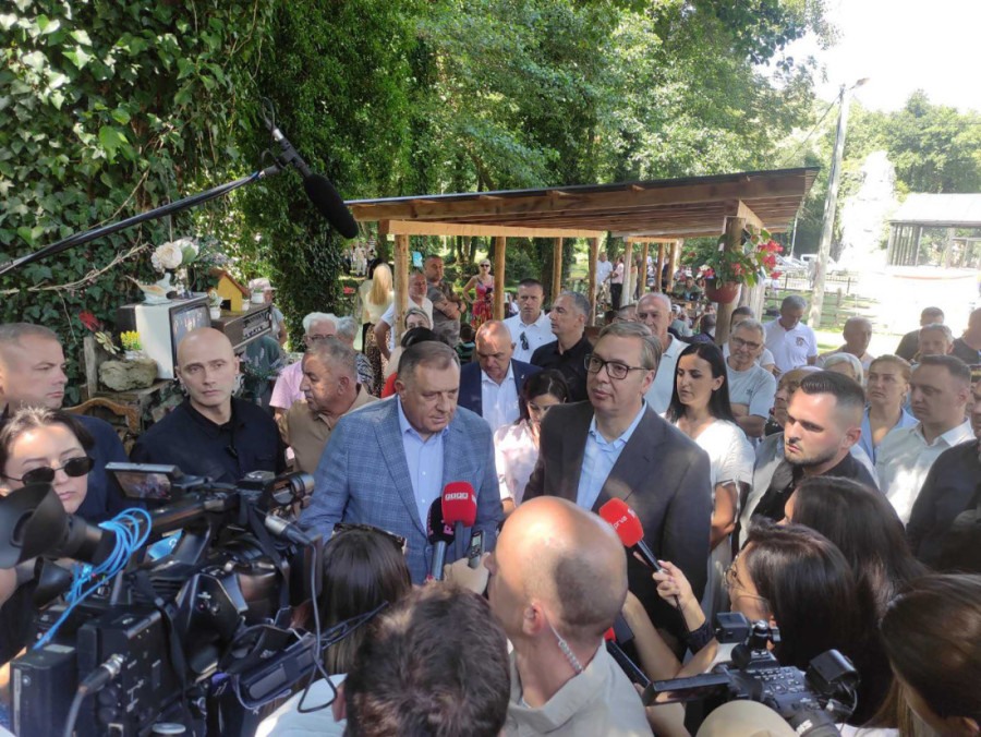 Emotivni trenutak u Čipuljiću: Vučić ušao u očevu kuću (FOTO/VIDEO)