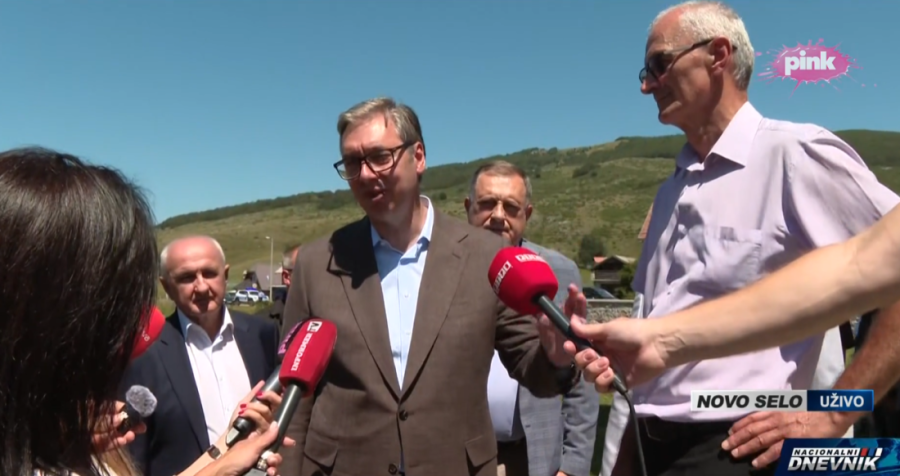 Emotivni trenutak u Čipuljiću: Vučić ušao u očevu kuću (FOTO/VIDEO)