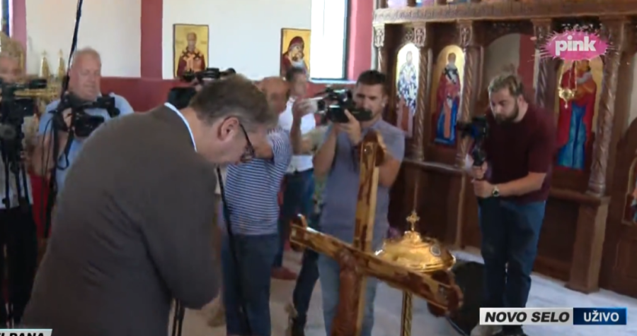 Emotivni trenutak u Čipuljiću: Vučić ušao u očevu kuću (FOTO/VIDEO)