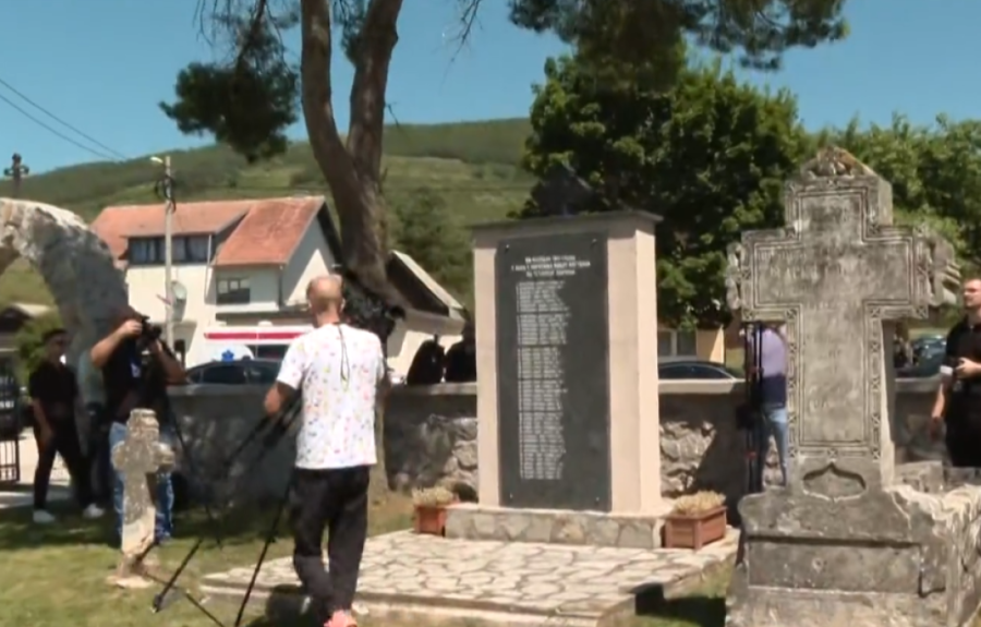 Emotivni trenutak u Čipuljiću: Vučić ušao u očevu kuću (FOTO/VIDEO)