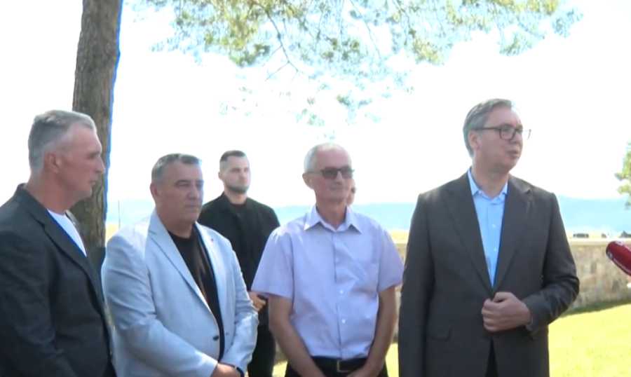 Emotivni trenutak u Čipuljiću: Vučić ušao u očevu kuću (FOTO/VIDEO)