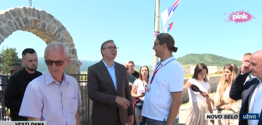 Emotivni trenutak u Čipuljiću: Vučić ušao u očevu kuću (FOTO/VIDEO)