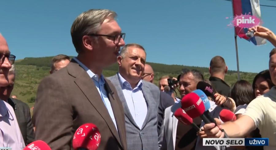 Emotivni trenutak u Čipuljiću: Vučić ušao u očevu kuću (FOTO/VIDEO)