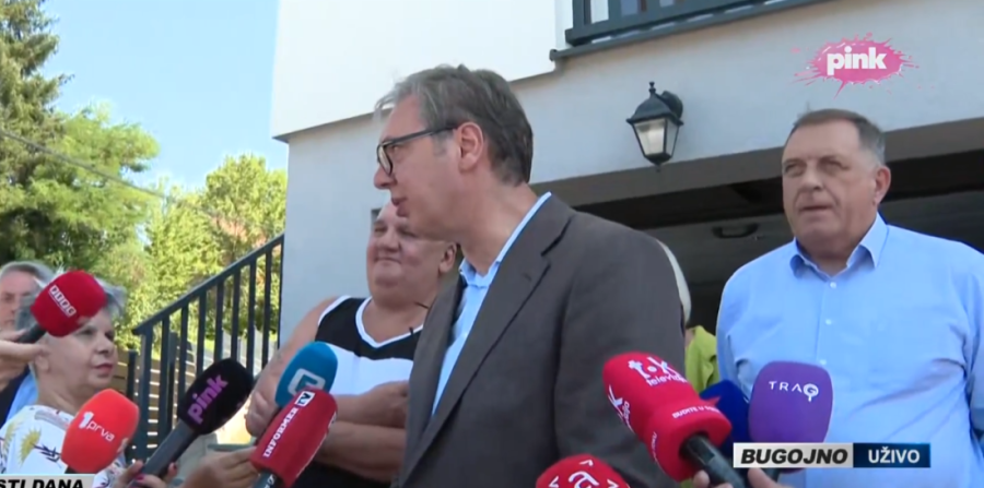 Emotivni trenutak u Čipuljiću: Vučić ušao u očevu kuću (FOTO/VIDEO)
