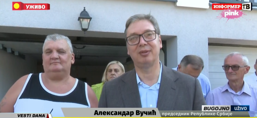 Emotivni trenutak u Čipuljiću: Vučić ušao u očevu kuću (FOTO/VIDEO)