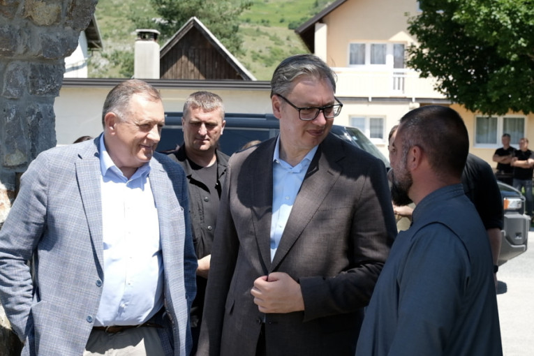 Vučić posetio dedovinu u Čipuljiću: "Čovek nikada ne zaboravlja odakle je krenuo" (VIDEO)
