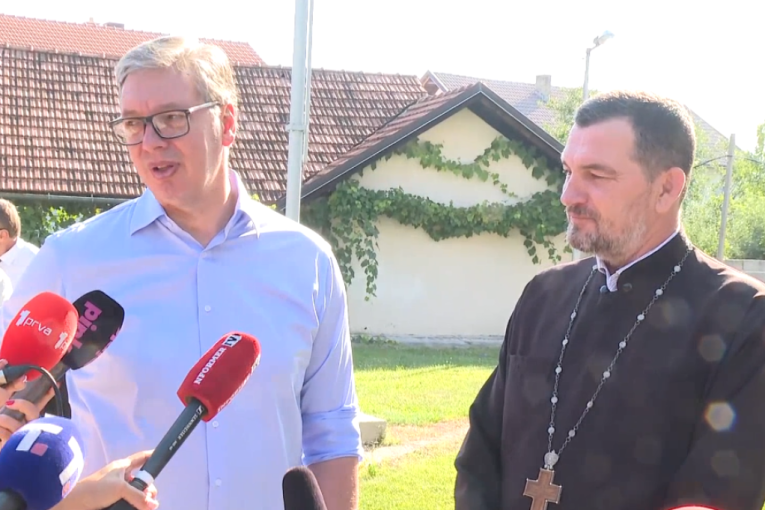 Vučić u Donjem Malovanu: Mnogo je teško ovde biti Srbin, a danas je još teže (FOTO)