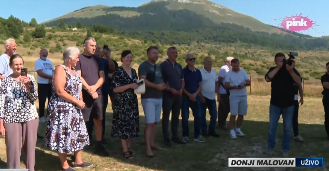 Vučić u Donjem Malovanu: Mnogo je teško ovde biti Srbin, a danas je još teže (FOTO)