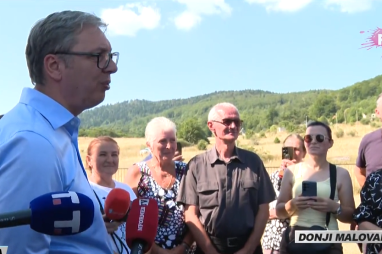 Vučić u Donjem Malovanu: Mnogo je teško ovde biti Srbin, a danas je još teže (FOTO)