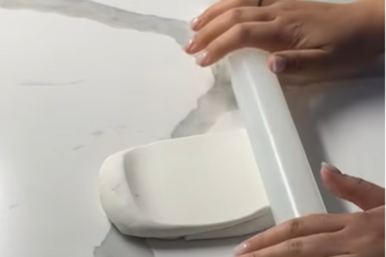 Fondan koji ste kupili je tvrd kao kamen? Evo kako da ga brzo i lako omekšate