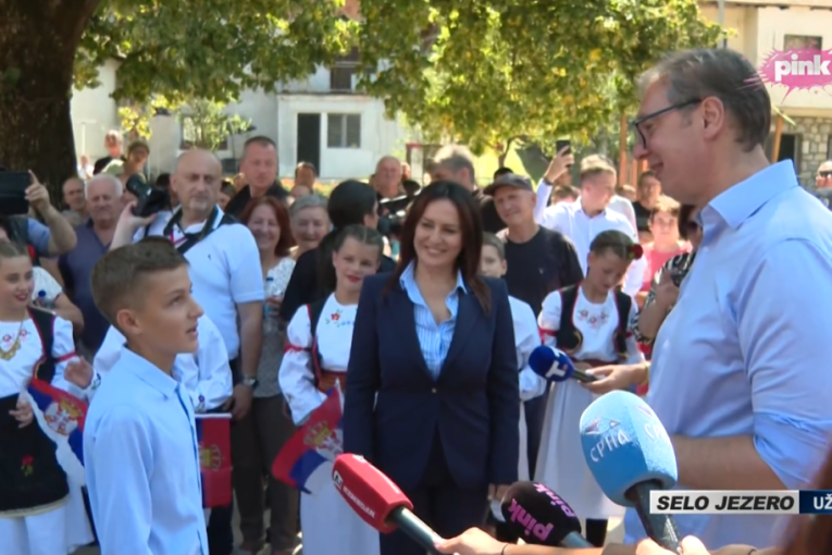 Vučić u Donjem Malovanu: Mnogo je teško ovde biti Srbin, a danas je još teže (FOTO)