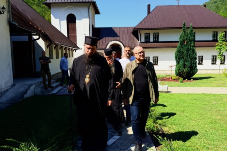 Vučević posetio manastir Glogovac, sa igumanom razgovarao o očuvanju svetinja (FOTO)