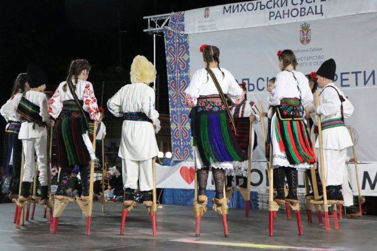 Kolo na štulama oduševilo Srbiju! Miholjski susreti okupili 9.000 ljudi u 160 sela